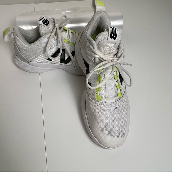 New Balance FuelCell VB-01 Women’s Volleyball Shoes - White/Black-size 7.5 - Picture 2 of 10